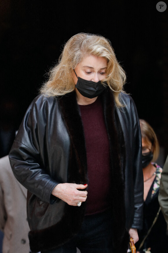 Catherine Deneuve - Sortie des obsèques de Jean-Yves Bouvier en l'église Notre-Dame d'Auteuil, chapelle Sainte Bernadette à Paris le 19 mai 2021.