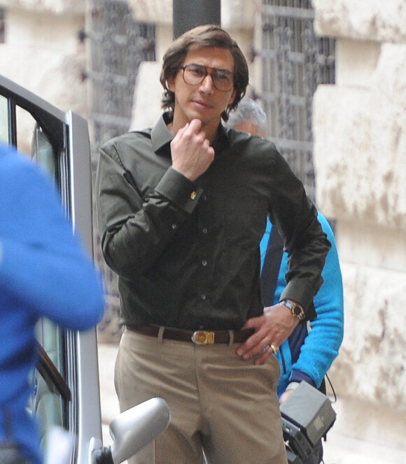 Adam Driver sur le tournage d'une scène du film "Gucci" à Rome, Italie, le 16 avril 2021.
