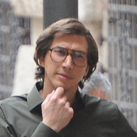 Adam Driver sur le tournage d'une scène du film "Gucci" à Rome, Italie, le 16 avril 2021.