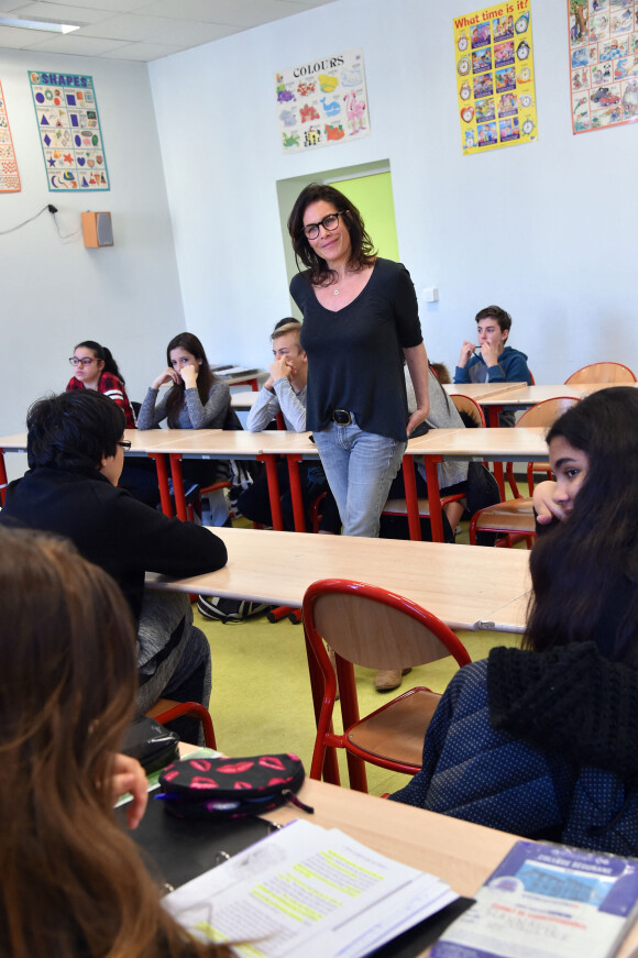 Astrid Veillon participe à la campagne "Lecture pour tous" au collège Ségurane à Nice le 6 février 2017. © Bruno Bebert / Bestimage