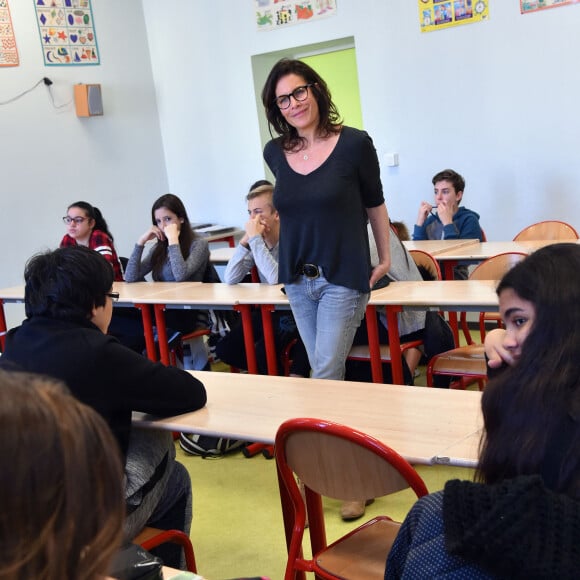 Astrid Veillon participe à la campagne "Lecture pour tous" au collège Ségurane à Nice le 6 février 2017. © Bruno Bebert / Bestimage