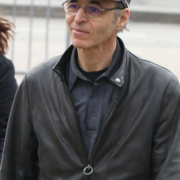 Jean-Jacques Goldman lors des obsèques de Véronique Colucci au cimetière communal de Montrouge, le 12 avril 2018.
