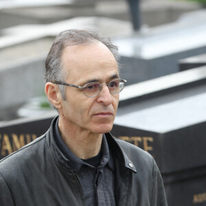 Jean-Jacques Goldman lors des obsèques de Véronique Colucci au cimetière communal de Montrouge, le 12 avril 2018.