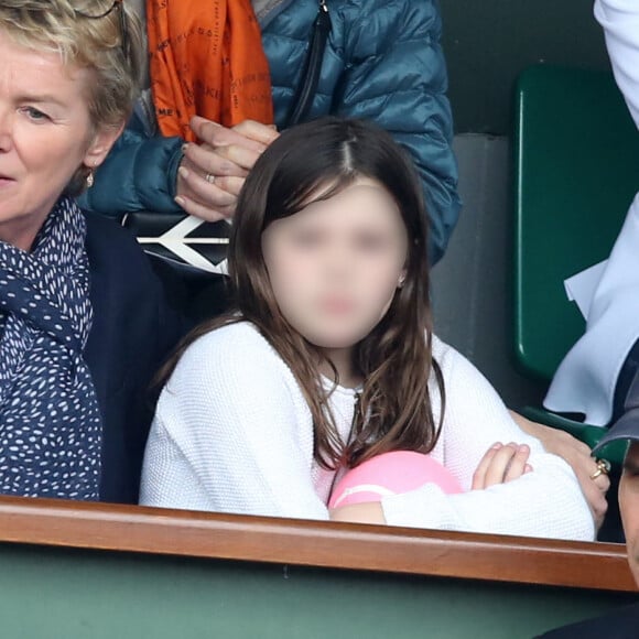 Elise Lucet et sa fille Rose - People dans les tribunes des internationaux de France de Roland Garros à Paris le 4 juin 2016. © Moreau - Jacovides / Bestimage