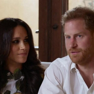 Le prince Harry et Meghan Markle (Robe Oscar de la Renta), duc et duchesse de Sussex, font leur première apparition en podcast sur Spotify depuis l'annonce de la deuxième grossesse de Meghan le 22 février 2021.