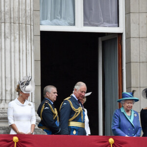 Le prince Edward, comte de Wessex, la comtesse Sophie de Wessex, le prince Charles, Camilla Parker Bowles, duchesse de Cornouailles, la reine Elisabeth II d'Angleterre, Meghan Markle, duchesse de Sussex, le prince Harry, duc de Sussex, le prince William, duc de Cambridge, Kate Catherine Middleton, duchesse de Cambridge, la princesse Anne - La famille royale d'Angleterre lors de la parade aérienne de la RAF pour le centième anniversaire au palais de Buckingham à Londres. Le 10 juillet 2018