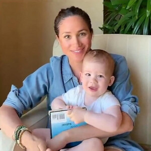 Depuis Los Angeles, Meghan Markle, duchesse de Sussex, lit l'histoire "Duck ! Rabbit ! " à son fils Archie à l'occasion de son 1er anniversaire pour le compte Instagram de l'ONG "Save The Children". Mai 2020
