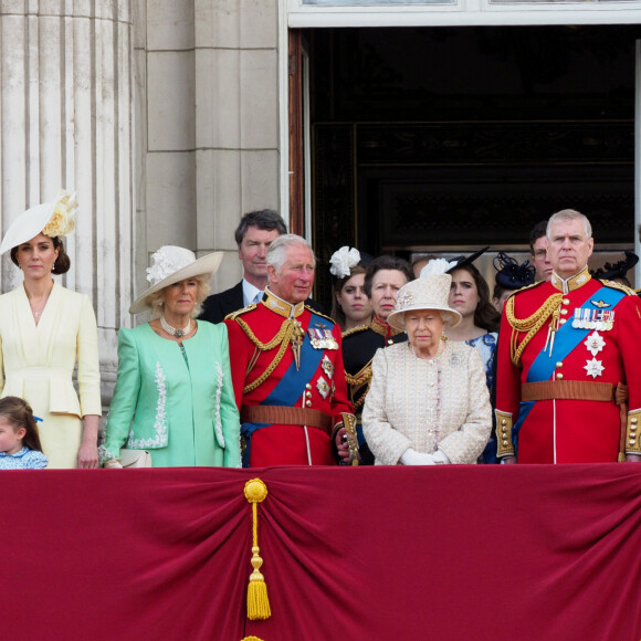 Le prince William, duc de Cambridge, et Catherine (Kate) Middleton, duchesse de Cambridge, le prince George de Cambridge, la princesse Charlotte de Cambridge, le prince Louis de Cambridge, Camilla Parker Bowles, duchesse de Cornouailles, le prince Charles, prince de Galles, la reine Elisabeth II d'Angleterre, le prince Andrew, duc d'York, le prince Harry, duc de Sussex, et Meghan Markle, duchesse de Sussex, la princesse Beatrice d'York, la princesse Eugenie d'York, la princesse Anne - La famille royale au balcon du palais de Buckingham lors de la parade Trooping the Colour 2019, célébrant le 93ème anniversaire de la reine Elisabeth II, Londres, le 8 juin 2019.