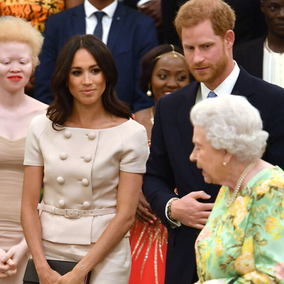 Le prince Harry, duc de Sussex, Meghan Markle, duchesse de Sussex, la reine Elisabeth II d'Angleterre - Personnalités à la cérémonie "Queen's Young Leaders Awards" au palais de Buckingham à Londres
