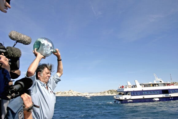 Jacques Amalric jette une bouteille dans la mer de Marseille en soutien à Florence Aubenas et Hussein Hanoun al-Saadi. Le 5 juin 2005. @ Gerald Holubowicz/ABACA.