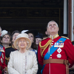 Camilla Parker Bowles, duchesse de Cornouailles, le prince Charles, prince de Galles, la reine Elisabeth II d'Angleterre, le prince Andrew, duc d'York, le prince Harry, duc de Sussex, et Meghan Markle, duchesse de Sussex, la princesse Beatrice d'York, la princesse Eugenie d'York, la princesse Anne, isla Phillips, James Mountbatten-Windsor, vicomte Severn - La famille royale au balcon du palais de Buckingham lors de la parade Trooping the Colour 2019, célébrant le 93ème anniversaire de la reine Elisabeth II, Londres, le 8 juin 2019.