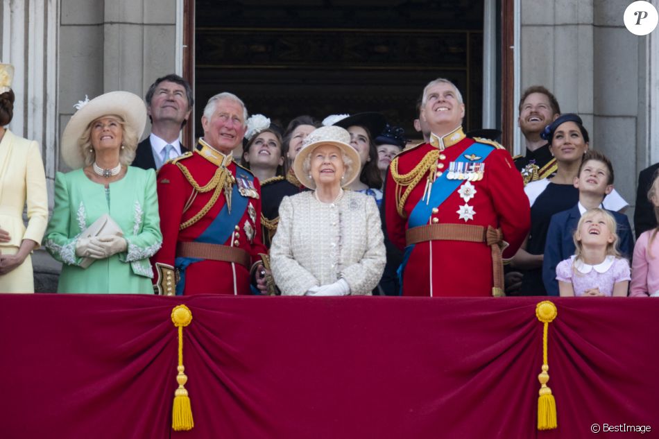 Camilla Parker Bowles, duchesse de Cornouailles, le prince Charles, prince de Galles, la reine Elisabeth II d'Angleterre, le prince Andrew, duc d'York, le prince Harry, duc de Sussex, et Meghan Markle, duchesse de Sussex, la princesse Beatrice d'York, la princesse Eugenie d'York, la princesse Anne, isla Phillips, James Mountbatten-Windsor, vicomte Severn - La famille royale au balcon du palais de Buckingham lors de la parade Trooping the Colour 2019, célébrant le 93ème anniversaire de la reine Elisabeth II, Londres, le 8 juin 2019.
