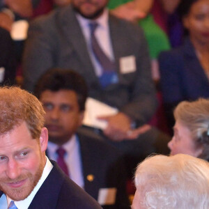 Meghan Markle, duchesse de Sussex, le prince Harry, duc de Sussex, la reine Elisabeth II d'Angleterre - Personnalités à la cérémonie "Queen's Young Leaders Awards" au palais de Buckingham à Londres le 26 juin 2018.