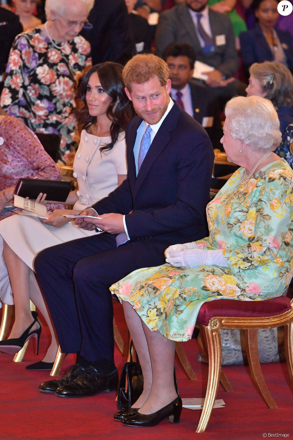 Meghan Markle, duchesse de Sussex, le prince Harry, duc de Sussex, la reine Elisabeth II d'Angleterre - Personnalités à la cérémonie "Queen's Young Leaders Awards" au palais de Buckingham à Londres le 26 juin 2018.