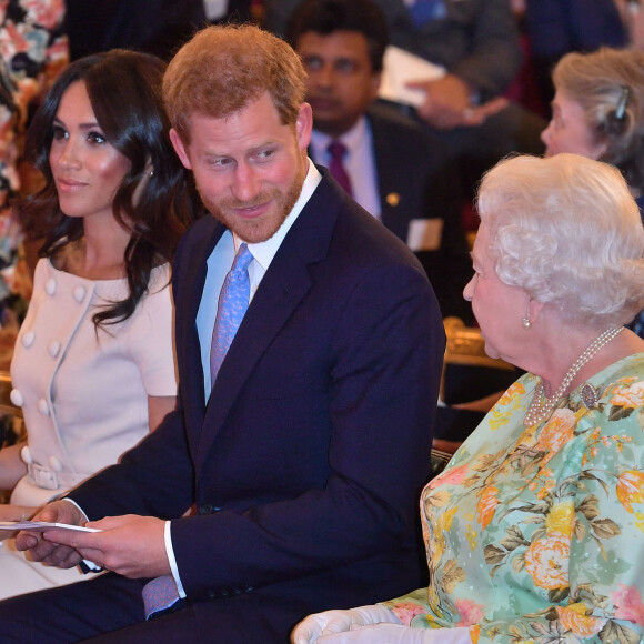 Meghan Markle, duchesse de Sussex, le prince Harry, duc de Sussex, la reine Elisabeth II d'Angleterre - Personnalités à la cérémonie "Queen's Young Leaders Awards" au palais de Buckingham à Londres le 26 juin 2018.