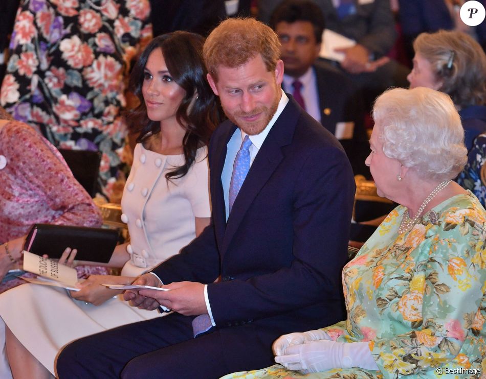 Meghan Markle, duchesse de Sussex, le prince Harry, duc de Sussex, la reine Elisabeth II d'Angleterre - Personnalités à la cérémonie "Queen's Young Leaders Awards" au palais de Buckingham à Londres le 26 juin 2018.