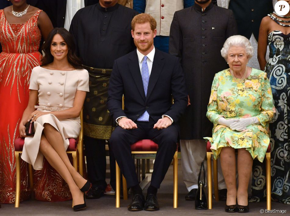 Le prince Harry, duc de Sussex, Meghan Markle, duchesse de Sussex, la reine Elisabeth II d'Angleterre - Personnalités à la cérémonie "Queen's Young Leaders Awards" au palais de Buckingham à Londres le 26 juin 2018.