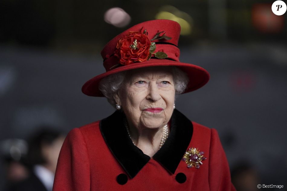 La reine Elisabeth II lors d'une visite le navire HMS Queen Elizabeth à la base navale de Portsmouth, avant le premier déploiement du navire le 22 mai 2021. La visite intervient alors que le navire HMS Queen Elizabeth se prépare à diriger le groupe aéronaval britannique sur un déploiement opérationnel de 28 semaines parcourant plus de 26 000 milles marins de la Méditerranée à la mer des Philippines.