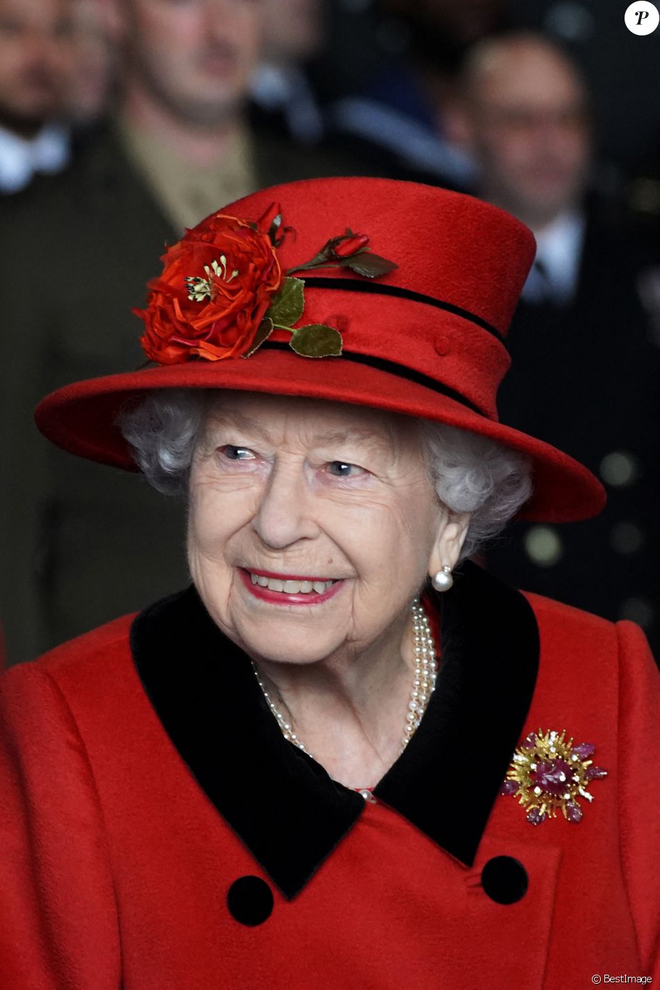 La reine Elisabeth II lors d'une visite le navire HMS Queen Elizabeth à la base navale de Portsmouth, avant le premier déploiement du navire le 22 mai 2021. La visite intervient alors que le navire HMS Queen Elizabeth se prépare à diriger le groupe aéronaval britannique sur un déploiement opérationnel de 28 semaines parcourant plus de 26 000 milles marins de la Méditerranée à la mer des Philippines.