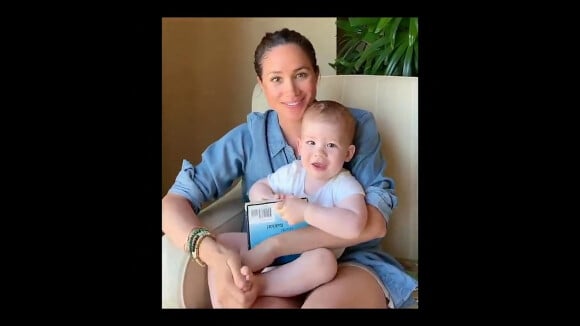 Depuis Los Angeles, Meghan Markle, duchesse de Sussex, lit l'histoire "Duck ! Rabbit ! " à son fils Archie à l'occasion de son 1er anniversaire pour le compte Instagram de l'ONG "Save The Children". Mai 2020