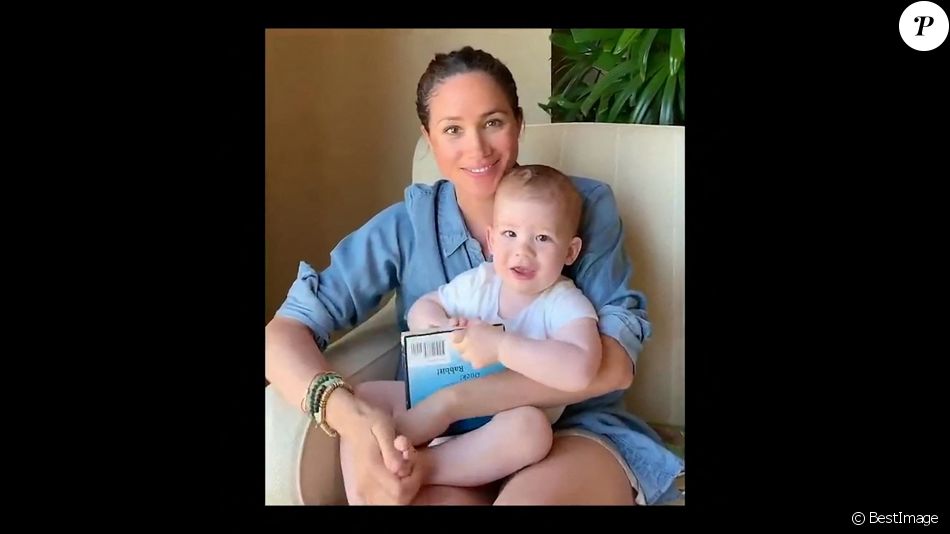 Depuis Los Angeles, Meghan Markle, duchesse de Sussex, lit l'histoire "Duck ! Rabbit ! " à son fils Archie à l'occasion de son 1er anniversaire pour le compte Instagram de l'ONG "Save The Children". Mai 2020