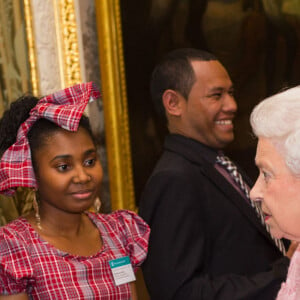 La reine Elisabeth II, Achaleke Christian Leke (Vainqueur du prix "Africa Regional of the Commonwealth Youth Award") et Shamoy Hajare (Vainqueur du prix "Caribbean Regional") lors de la réception annuelle du "Commonwealth Day" à Londres. Le 14 mars 2016