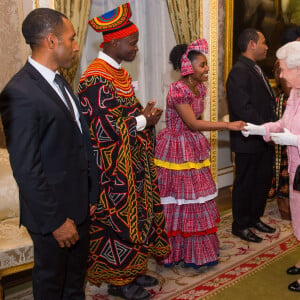 La reine Elisabeth II, Achaleke Christian Leke (Vainqueur du prix "Africa Regional of the Commonwealth Youth Award") et Shamoy Hajare (Vainqueur du prix "Caribbean Regional") lors de la réception annuelle du "Commonwealth Day" à Londres. Le 14 mars 2016
