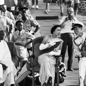 Archives - La reine Elisabeth II d'Angleterre et le prince Philip, duc d'Edimbourg, lors de la cérémonie de bienvenue à Freetown en Sierra Leone, à l'occasion de leur tour d'Afrique.
