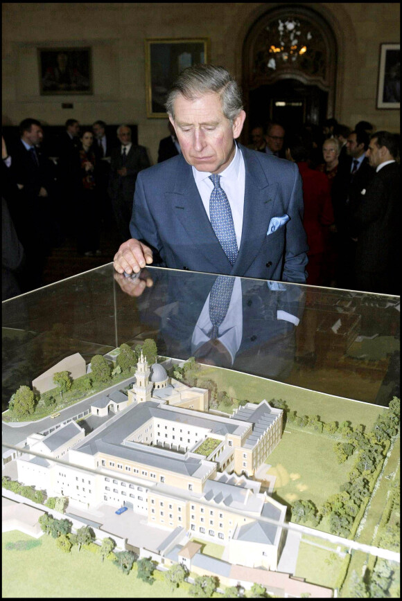 Le prince Charles suit la construction du centre d'études islamiques d'Oxfort le 9 février 2005. 