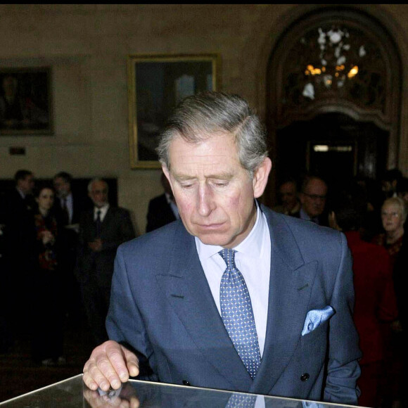 Le prince Charles suit la construction du centre d'études islamiques d'Oxfort le 9 février 2005. 