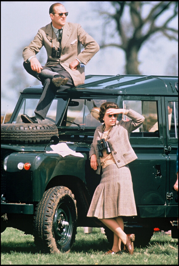 Archives - La reine Elizabeth et le prince Philip en vêtements coloniaux. 
