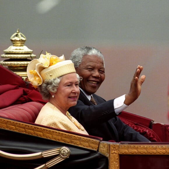 Nelson Mandela et la reine Elizabeth en juillet 1996 - Visite du président sud-africain et rencontre avec la famille royale. 