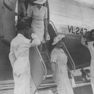 La reine Mère et sa fille la princesse Elizabeth quittent leur jet privé en 1947 en Afrique du Sud. @Horton/The Times/News Licensing/ABACAPRESS.COM