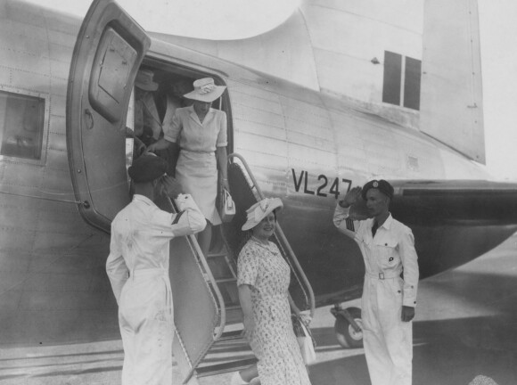 La reine Mère et sa fille la princesse Elizabeth quittent leur jet privé en 1947 en Afrique du Sud. @Horton/The Times/News Licensing/ABACAPRESS.COM