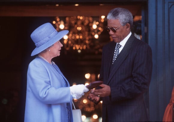 La reine Elizabeth II rend visite à Nelson Mandela en Afrique du Sud en 1992. @Anwar Hussein/LFI/ABACAPRESS.COM