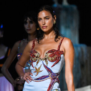 Irina Shayk participe au défilé Versace collection printemps-été 2021 lors de la Fashion Week de Milan, le 25 septembre 2020.