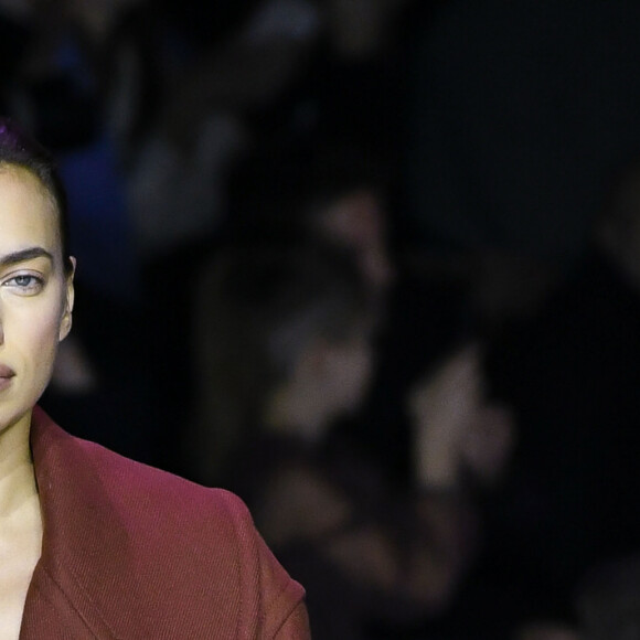Irina Shayk défile pour BOSS, collection automne-hiver 2020-2021, lors de la Fashion Week à Milan, le 23 février 2020.