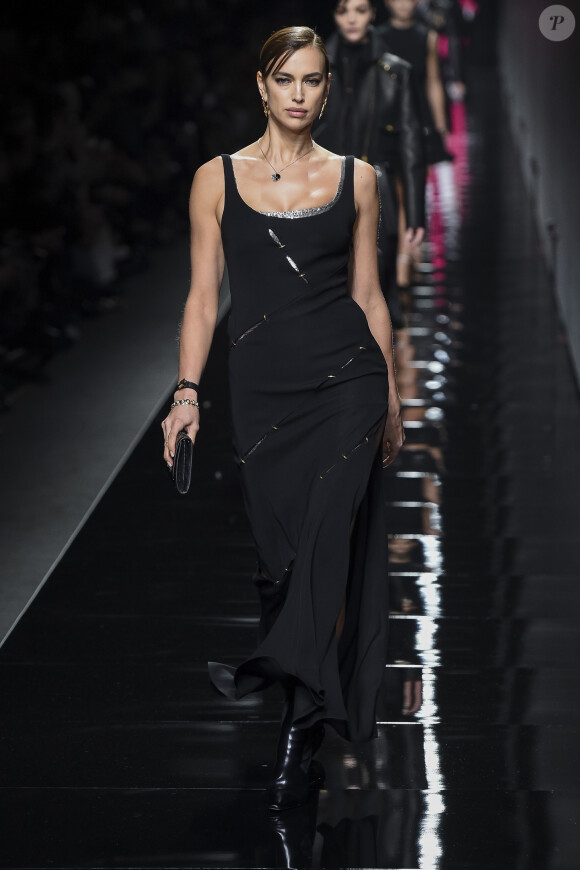 Irina Shayk lors du défilé de mode Versace, collection prêtà-à-porter automne-hiver 2020 à Milan. Le 21 février 2020
