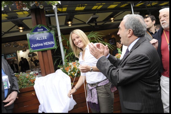 Justine Henin inaugure une allée à son nom à Roland-Garros en 2009.