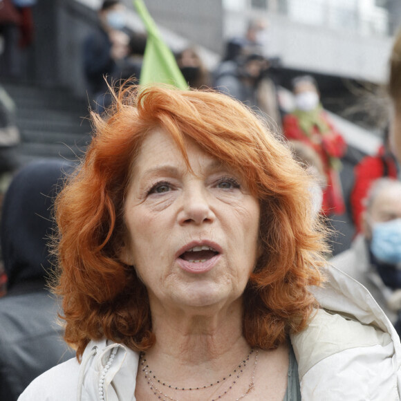 Véronique Genest - Les artistes se mobilisent lors de la manifestation contre la fermeture prolongée des lieux de culture à Paris le 15 décembre 2020 lors de l'épidémie de Coronavirus (COVID-19). © Christophe Clovis / Bestimage