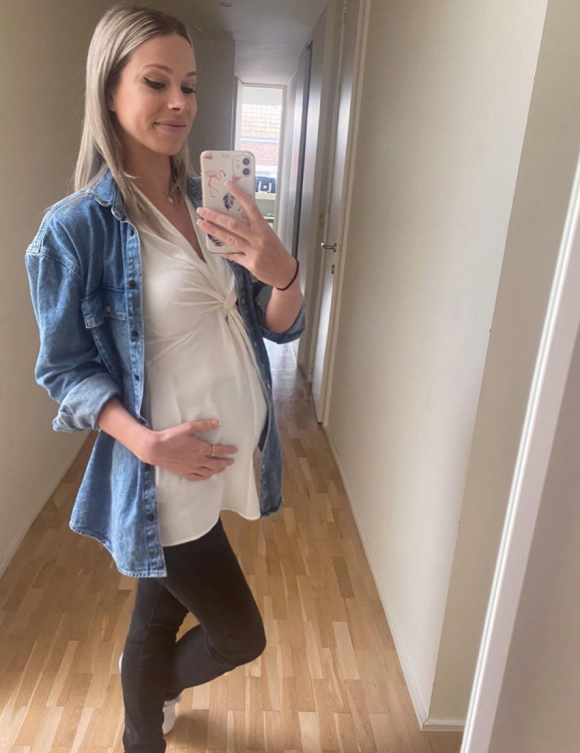 Marion Rousse, l'animatrice télé et compagne de Julian Alaphilippe, est enceinte de leur premier enfant. Mai 2021.