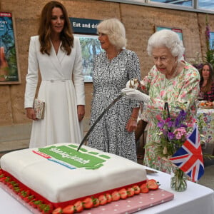 La reine Elizabeth II assiste à un événement à l'Eden Project pour célébrer l'initiative The Big Lunch, pendant le sommet du G7 en Cornouailles.  