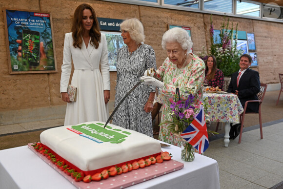 La reine Elizabeth II assiste à un événement à l'Eden Project pour célébrer l'initiative The Big Lunch, pendant le sommet du G7 en Cornouailles.  
