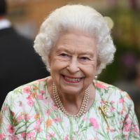 Elizabeth II, sabre à la main, n'en fait qu'à sa tête ! Elle provoque l'hilarité au G7