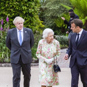 Queen Elizabeth II avec Emmanuel Macron et Boris Johnson lors du sommet du G7 en Cornouailles, le 11 juin 2021