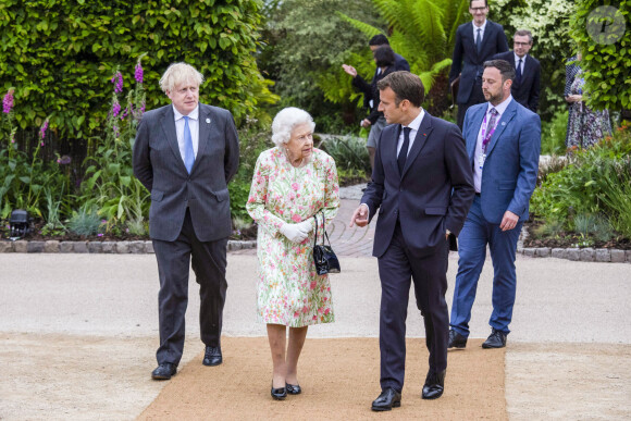 Queen Elizabeth II avec Emmanuel Macron et Boris Johnson lors du sommet du G7 en Cornouailles, le 11 juin 2021