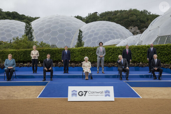 Elizabeth II pose pour la photo de famille du G7, le 11 juin 2021