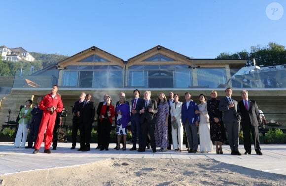 Jill Biden (épouse du président des États-Unis, Joe Biden), Justin Trudeau (Premier ministre du Canada), Boris Johnson, son épouse Carrie Johnson, Brigitte Macron et Emmanuel Macron (tout à droite) au sommet du G7 à Carbis Bay au comté des Cornouailles, au Royaume-Uni. Le 12 juin 2021.