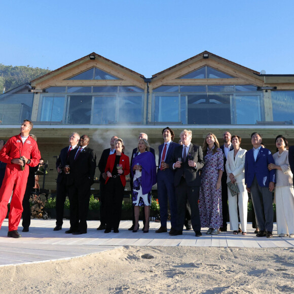 Jill Biden (épouse du président des États-Unis, Joe Biden), Justin Trudeau (Premier ministre du Canada), Boris Johnson, son épouse Carrie Johnson, Brigitte Macron et Emmanuel Macron (tout à droite) au sommet du G7 à Carbis Bay au comté des Cornouailles, au Royaume-Uni. Le 12 juin 2021.