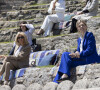 Brigitte Macron, Jill Biden (épouse du président des États-Unis Joe Biden), Carrie Johnson (épouse du Premier ministre britannique Boris Johnson) et les autres compagnes des leaders du G7 s'entretiennent avec les artistes de la comédie musicale "Ocean World" au Minack Theatre. Porthcurno, le 12 juin 2021.